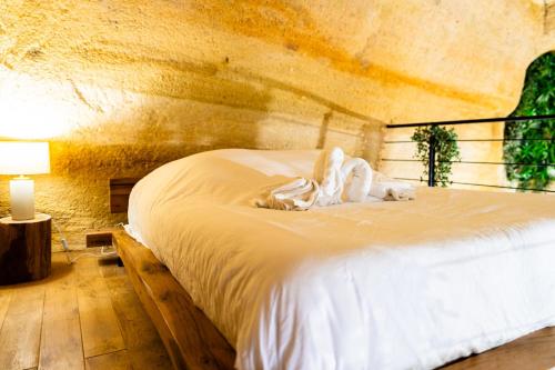 Posteľ alebo postele v izbe v ubytovaní Le temps suspendu, Nuit sous la roche & jacuzzi