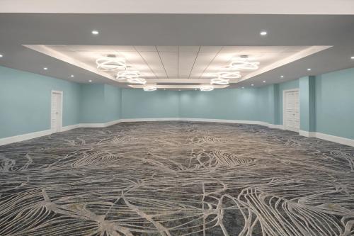 an empty room with a large carpet on the ceiling at Courtyard by Marriott Nassau Downtown/Junkanoo Beach in Nassau
