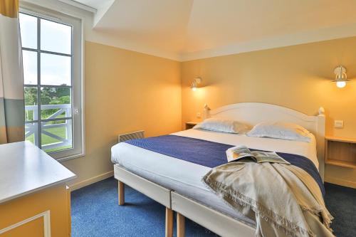 a bedroom with a bed and a window at Résidence Pierre & Vacances Le Domaine de Bourgenay in Talmont
