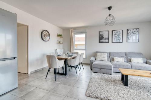 un salon avec un canapé et une table dans l'établissement The Cocoon - Appt avec terrasse 20mn de Toulouse, à Castelginest