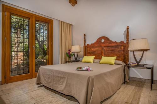 カステルヴェトラーノにあるVILLA PINETA 6, Emma Villasのベッドルーム1室(大型ベッド1台、黄色い枕付)