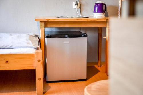 a table with a small refrigerator under a table at Rysiówka in Poronin