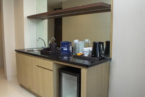 Η κουζίνα ή μικρή κουζίνα στο Aston Gorontalo Hotel & Villas
