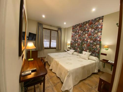 Letto o letti in una camera di Hospedium Hotel Retiro del Maestre