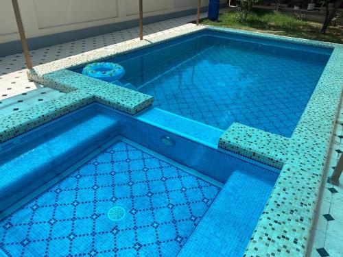 Kolam renang di atau dekat dengan СЕМЬЯ дом для отдыха