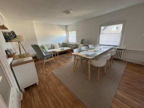 a living room with a table and chairs and a couch at Buxtehude Altstadt Wohnung 84qm für 6 Personen in Buxtehude