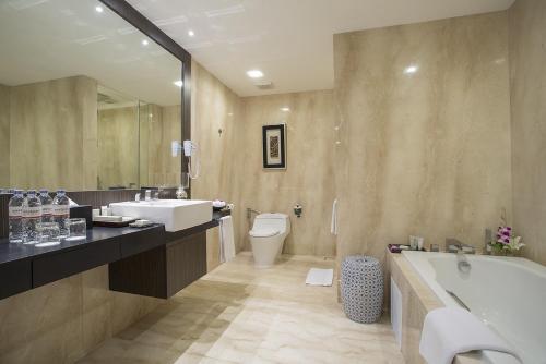 Koupelna v ubytování Eastparc Hotel Yogyakarta