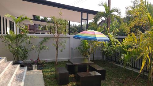Taman di luar Rossora'house