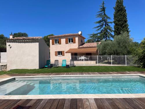 une piscine devant une maison dans l'établissement Havre de paix en Provence : maison avec piscine, à Salernes
