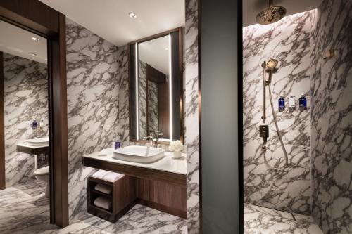 Un baño de Dorsett Kai Tak