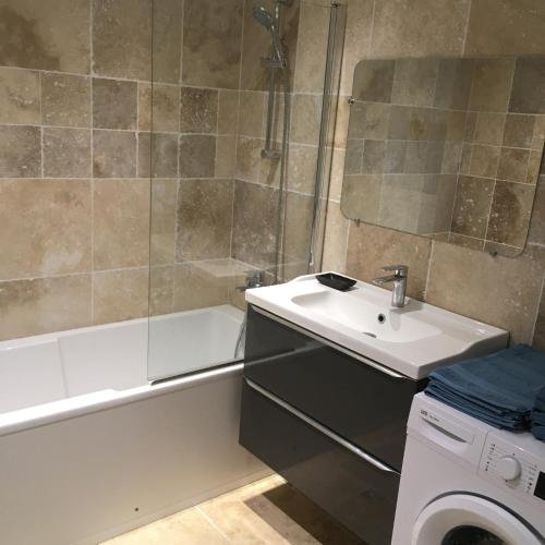 une salle de bain avec un lavabo, des toilettes et une douche dans l'établissement Maison Gekko, à Palavas-les-Flots