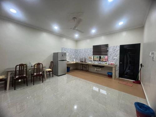 Η κουζίνα ή μικρή κουζίνα στο Cosmos Homestay - Islamic Retreat