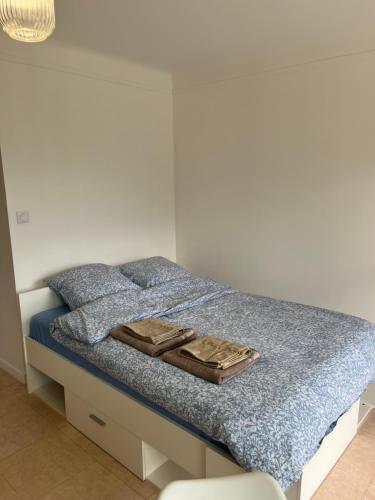 une chambre avec un lit avec une couette bleue dans l'établissement Charming studio in Cannes next to the beach, à Cannes