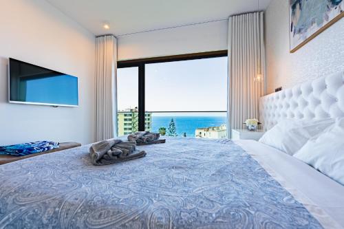 une chambre avec un lit avec vue sur l'océan dans l'établissement Serenity by the Sea, à Funchal