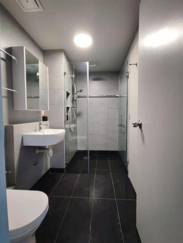 Ένα μπάνιο στο JQ Jesselton Quay Little Angel Homestay New CitySeaview LV29 Netflix 6pax