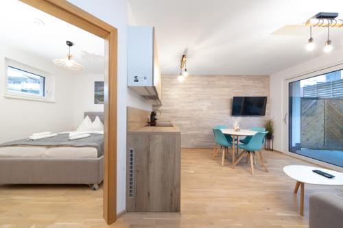 sypialnia z łóżkiem i stołem w pokoju w obiekcie Apartment SCHLADMING - Neualm center w Schladming