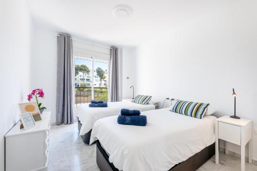 Posteľ alebo postele v izbe v ubytovaní KEYWISE Beachhouse OceanBlue Duplex de lujo en primera línea con vistas espectaculares , Solárium privado y piscina