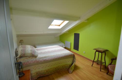 - une chambre avec un lit dans une pièce aux murs verts dans l'établissement DUPLEX BORRIGLIONE - Spacieux appartement pour 6 personnes au pied du tram, à Nice