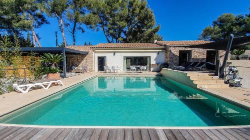 une piscine devant une maison dans l'établissement Villa des Anémones, au Beausset