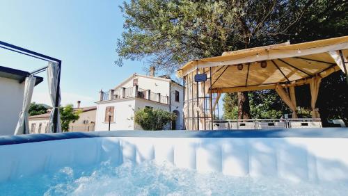 Πισίνα στο ή κοντά στο Country Chic Antico Casale - piscina idromassaggio lettini, solarium, cinema experience, wifi, parcheggio