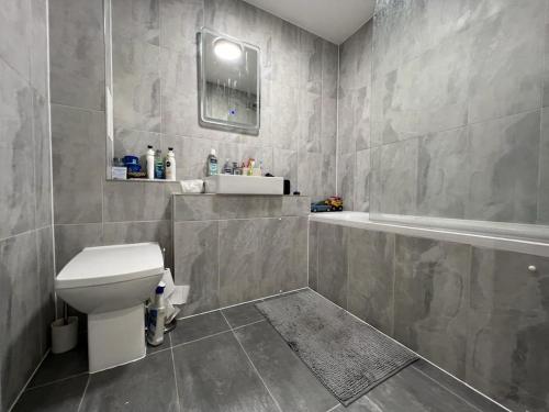 a bathroom with a toilet and a sink and a tub at 1 Bedroom Apartment By Brookland Stays Serviced Accommodation Short Lets Essex With Free WIFI in Brentwood