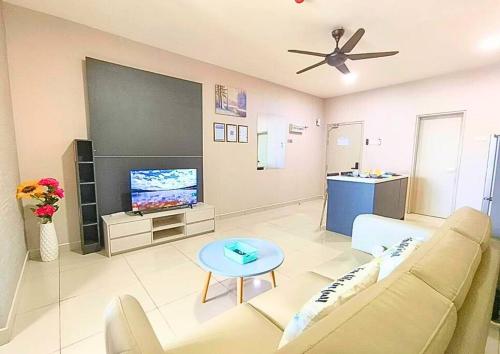 TV a/nebo společenská místnost v ubytování Cozy Panoramic KL Skyline View, #LA1