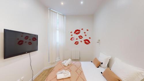 Il comprend un salon blanc doté d'une télévision à écran plat. dans l'établissement Bluestay 4 - Superbe appartement à Paris, à Paris