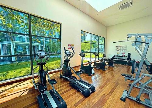 Fitness centrum a/nebo fitness zařízení v ubytování Cozy Panoramic KL Skyline View, #LA1