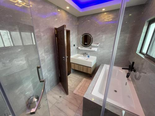 Koupelna v ubytování Modern Oasis - Exclusive Guest House Stay with Pool - New Kasama