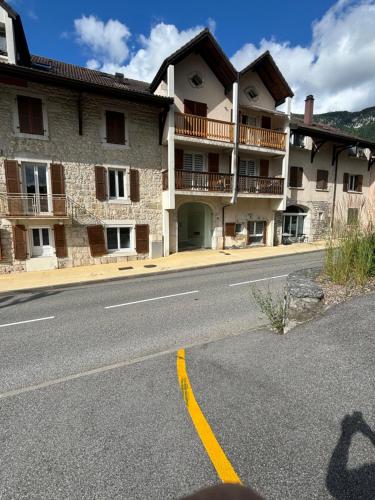 un bâtiment sur le côté d'une route avec une ligne jaune dans l'établissement Petit appartement T2 confortable, à Lancrans