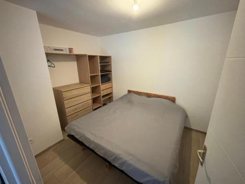 - une petite chambre avec un lit et un placard dans l'établissement Petit appartement T2 confortable, à Lancrans