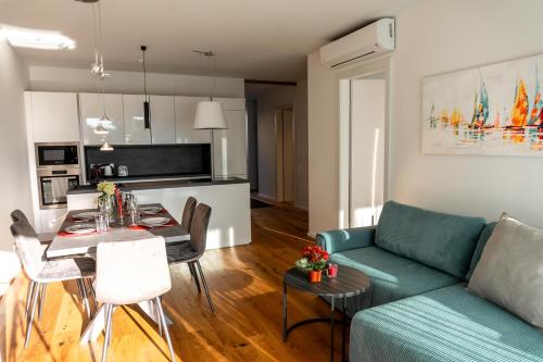 a living room with a green couch and a table at Seedomizil in Egg am Faaker See