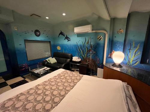 a room with a bed and an aquarium in it at オーラリゾート四條畷 in Shijonawate