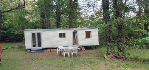 mobil home en pleine nature avec piscine proche