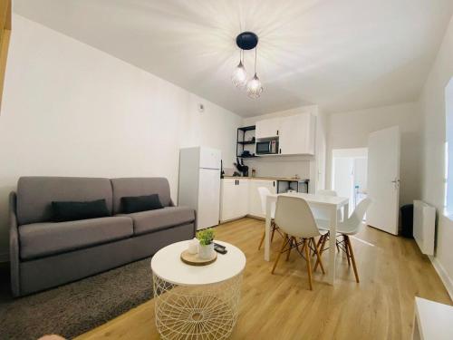 un salon avec un canapé et une table dans l'établissement Casa Jardin des Plantes : T2, à Angers