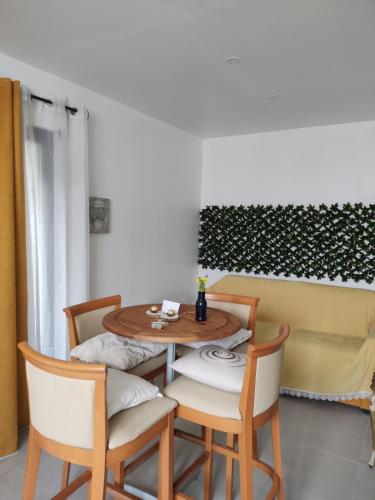 une salle à manger avec une table et des chaises en bois dans l'établissement Parenthèse balnéaire phil'plage, à Oye-Plage