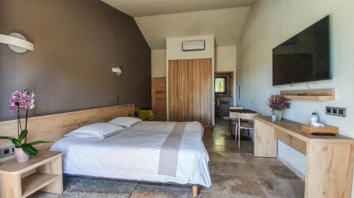 Giường trong phòng chung tại Villa des Anémones