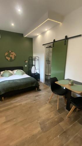 une chambre avec un lit, un bureau et une table dans l'établissement Studio Californie beach, à Nice