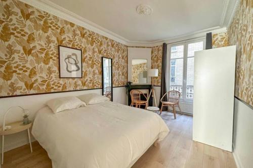 une chambre avec un lit et un bureau dans l'établissement Flexliving - room - Jura, à Paris