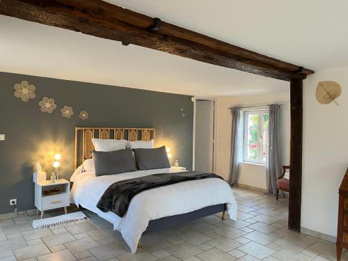 Ένα ή περισσότερα κρεβάτια σε δωμάτιο στο Gite de Miprovent