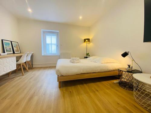 une chambre avec un lit, une table et une fenêtre dans l'établissement Casa Jardin des Plantes : Studio, à Angers