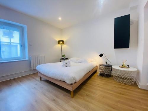 une chambre avec un lit, une table et une fenêtre dans l'établissement Casa Jardin des Plantes : Studio, à Angers