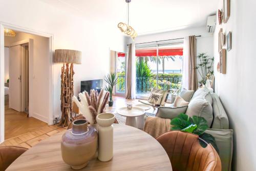 un salon avec une table et un canapé dans l'établissement L54 1BDR Promenade Sea View AC & Balcony, à Nice