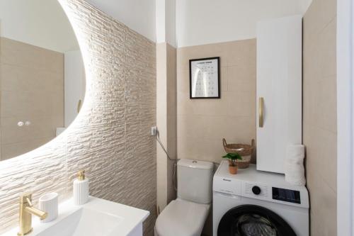 une salle de bain avec toilettes et lavabo et une machine à laver dans l'établissement L54 1BDR Promenade Sea View AC & Balcony, à Nice