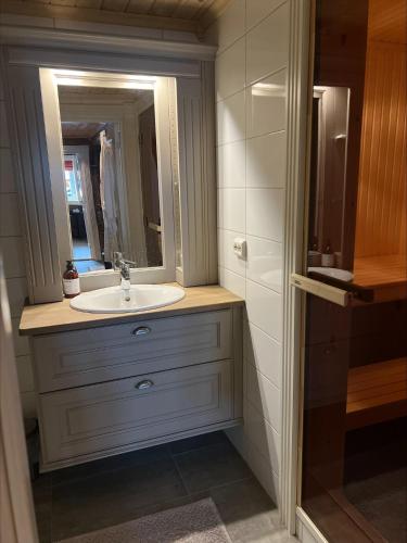 a bathroom with a sink and a mirror at Ullsheim Grendehytte in Beitostøl