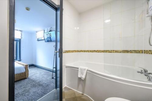 Ένα μπάνιο στο -F10GH- For relaxed and Cosy stay, Free Parking, WiFi