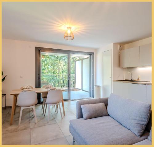 un salon avec un canapé et une table dans l'établissement Chez Daniel I T2 I Collonges, à Collonges-sous-Salève