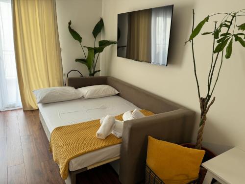 Postel nebo postele na pokoji v ubytování Harmony Stay Center Xanthi with Private Parking Meno Homes 6A