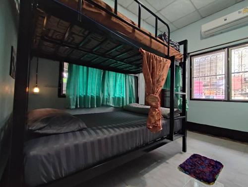 Postel nebo postele na pokoji v ubytování Paifah Hostel