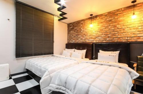 Postel nebo postele na pokoji v ubytování Samcheonpo Comodo motel